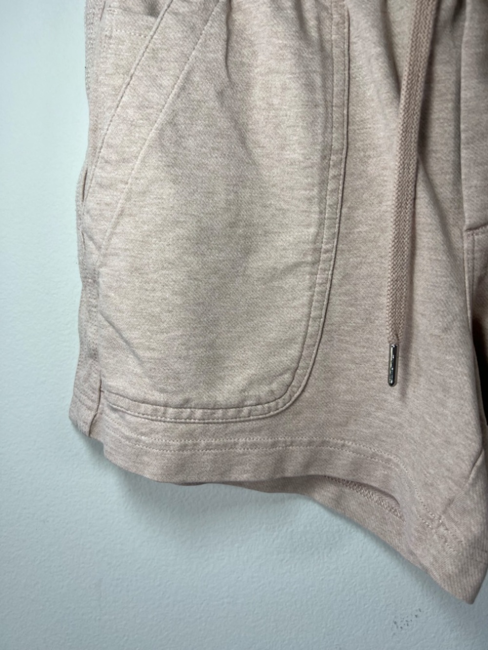 Athleta Farallon Heathered Shorts Tan Pull On Pockets Stretch Summer Travel Sz 6 - Picture 5 of 14